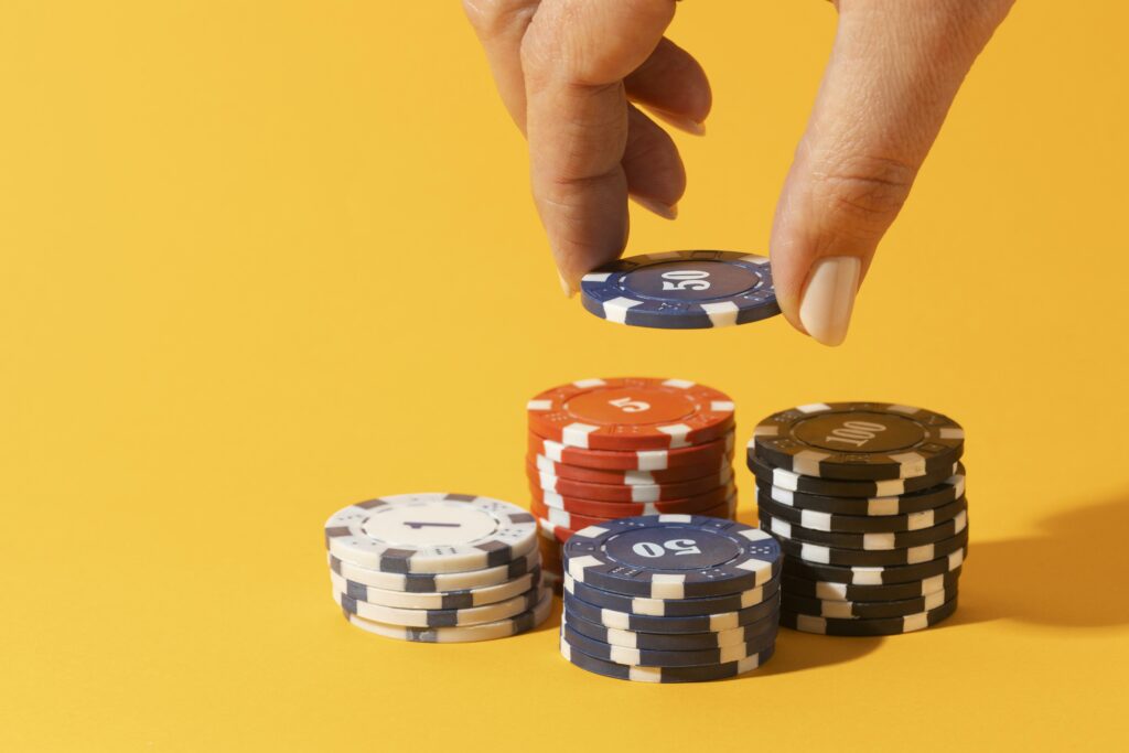 Gettoni Del Casino Impilati Su Sfondo Giallo 1024x683